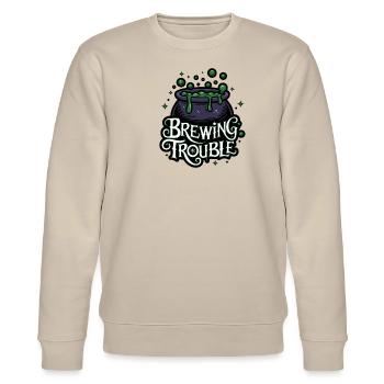 Hexenkessel – Brewing Trouble - Stanley/Stella Unisex Bio-Sweatshirt CHANGER  - Beige - Vorne - Nik (191cm) & Marisol (170cm)