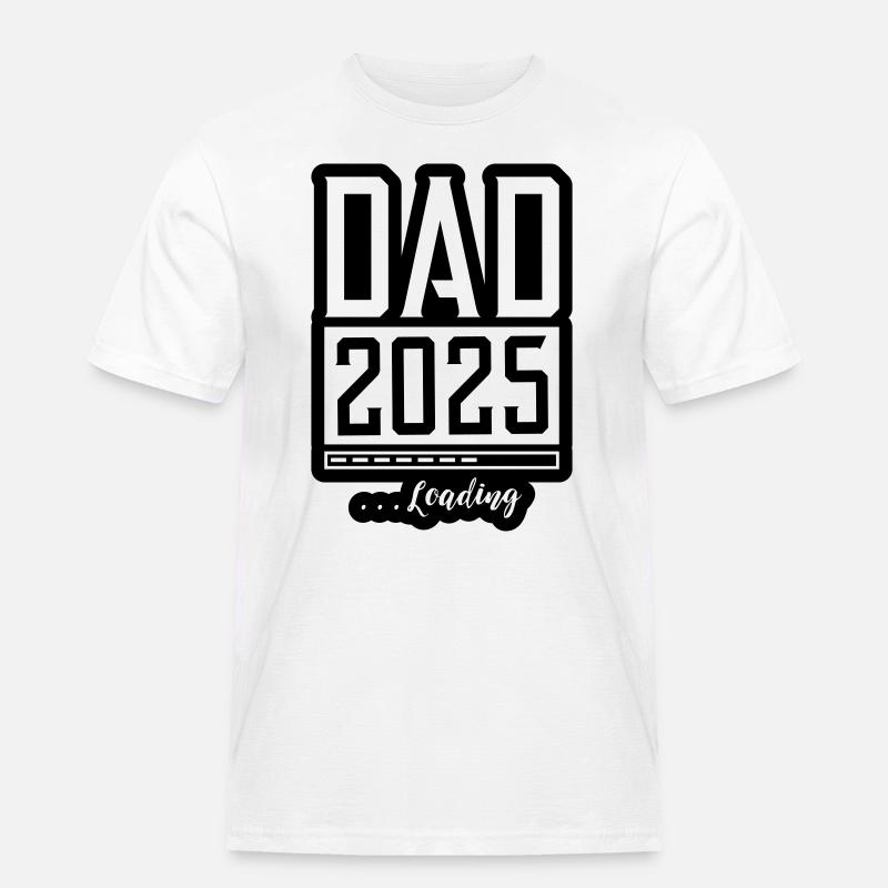 Dad 2025 Loading Papa - Männer Workwear T-Shirt - Weiß