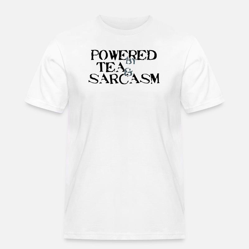 Powered by Tea & Sarcasm - Männer Workwear T-Shirt - Weiß