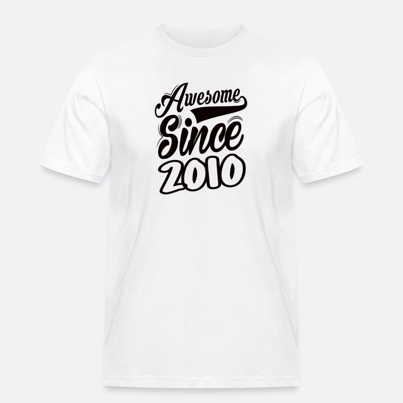 Awesome Since 2010 - Männer Workwear T-Shirt - Weiß
