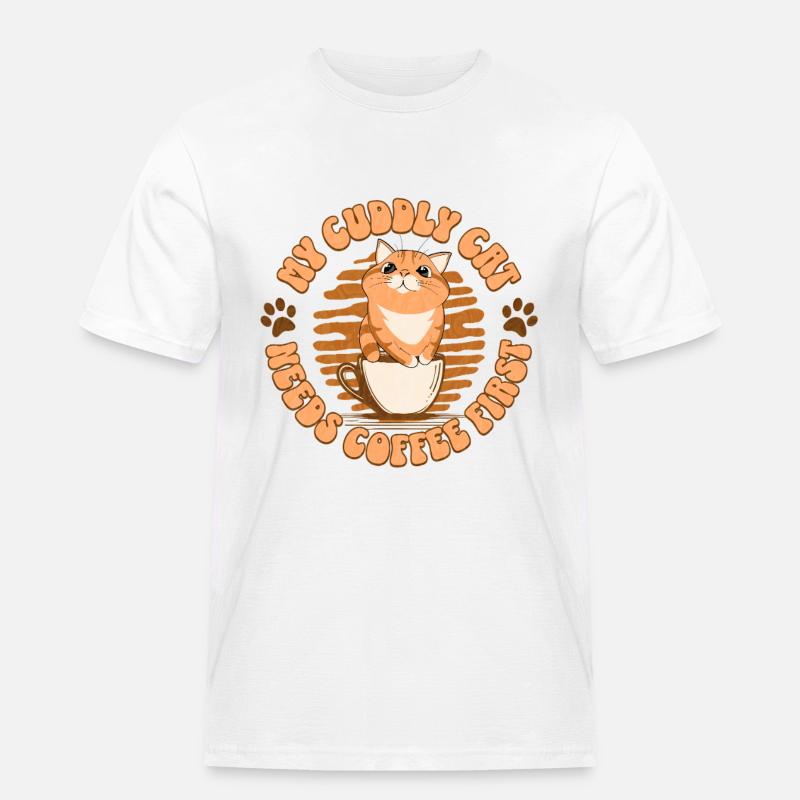 My Cuddly Cat - Needs Coffee First - Männer Workwear T-Shirt - Weiß