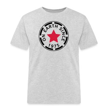 on earth since 1975 - Männer Workwear T-Shirt - Grau meliert - Vorne - AI Model Male 185 dark (185cm)