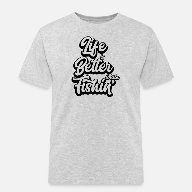 Life Is Better While Fishin' - Männer Workwear T-Shirt - Grau meliert