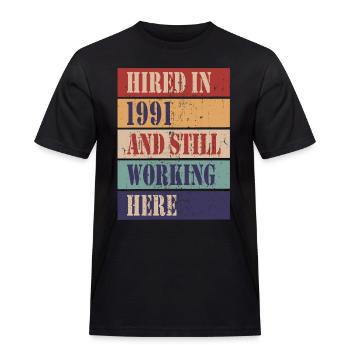 1991 eingestellt und immer noch hier tätig - Männer Workwear T-Shirt - Schwarz - Vorne - AI Model Male 178 light (178cm)