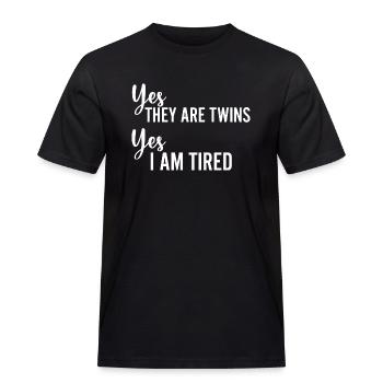 Ja, sie sind Zwillinge, ja, ich bin müde, lustige Eltern - Männer Workwear T-Shirt - Schwarz - Vorne - AI Model Male 178 light (178cm)