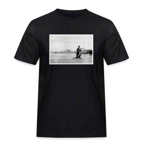 Foto | Vintage | Mann in Anzug sitzend vor Hafen - Männer Workwear T-Shirt