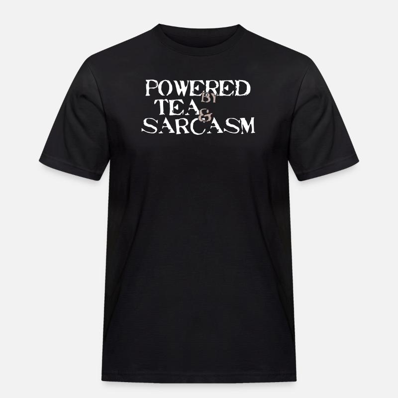 Powered by Tea & Sarcasm - Männer Workwear T-Shirt - Schwarz