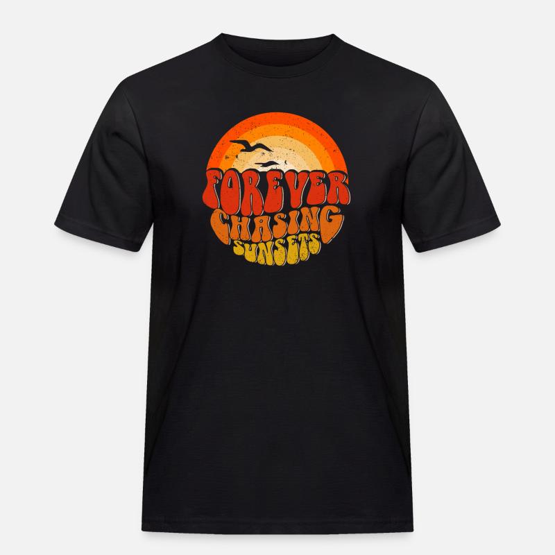 Forever Chasing Sunsets Retro Emblem - Männer Workwear T-Shirt - Schwarz