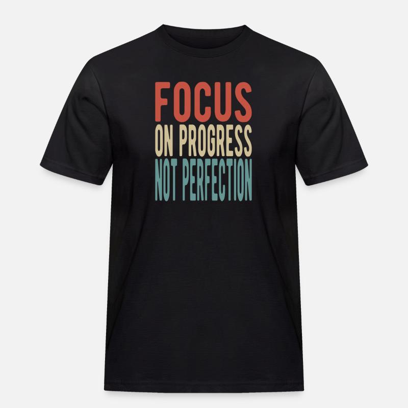 Focus on progress, not perfection - Männer Workwear T-Shirt - Schwarz