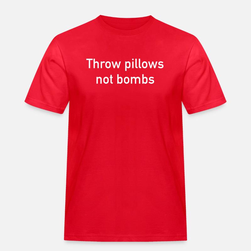 Throw Pillows Not Bombs - Männer Workwear T-Shirt - Rot