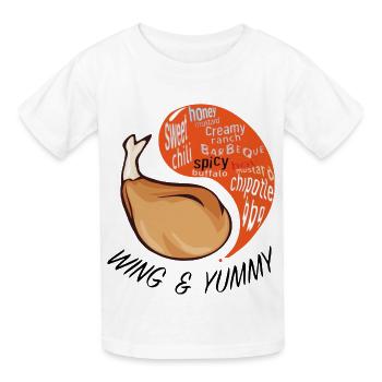 WING & YUMMY - Kinder T-Shirt von Russell - Weiß - Vorne - AI Model Kid Male (0cm)