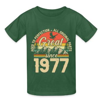 1977 - Ein legendäres Jahr - Kinder T-Shirt von Russell - Flaschengrün - Vorne - AI Model Kid Male (0cm)