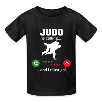 Judo ruft und ich muss gehen - Kinder T-Shirt von Russell - Schwarz - Vorne - AI Model Kid Male (0cm)