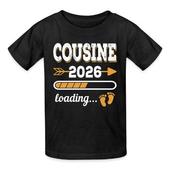 Cousine 2026 Loading Große Cousine Geschenk - Kinder T-Shirt von Russell - Schwarz - Vorne - AI Model Kid Male (0cm)