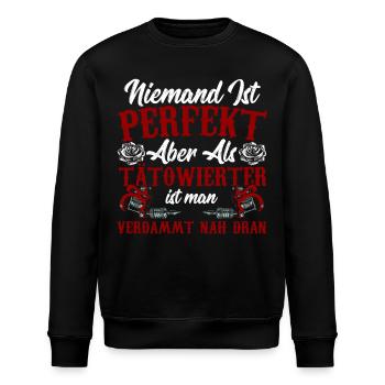 Niemand Ist Perfekt Aber Als Tatowierter Ist Man - Stanley/Stella Unisex Bio-Sweatshirt ROLLER - Schwarz - Vorne - Nik (191cm)