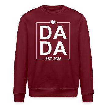 Dada Est 2025 weiß - Stanley/Stella Unisex Bio-Sweatshirt ROLLER - Burgunderrot - Vorne - Nik (191cm)