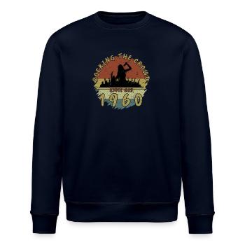 65. Geburtstag Rocking the crowd SNG 05/1960 - Stanley/Stella Unisex Bio-Sweatshirt ROLLER - Navy - Vorne - Nik (191cm)