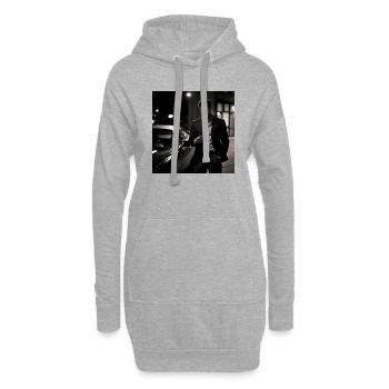 Bel homme à côté d’une voiture de luxe - Sweat-shirt à capuche long Femme - gris chiné - Devant
