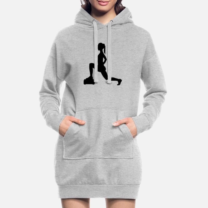 Mädchen oder Dame, die Schritte oder Aerobic macht Hoodie-Kleid