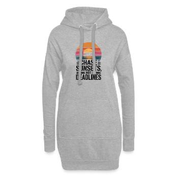 Abenteuer – Jagen Sie Sonnenuntergängen hinterher, nicht Deadlines - Hoodie-Kleid - Grau meliert - Vorne