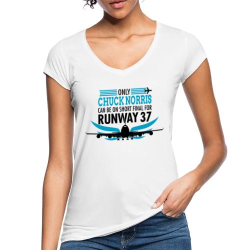 Endast Chuck Norris landar på landningsbana 37 - Vintage-T-shirt dam