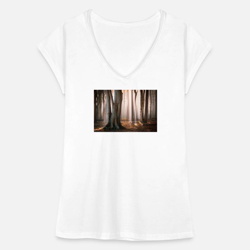 Lumière de la forêt : Rayons de soleil dans la forêt de nuages T-shirt vintage Femme