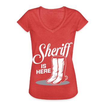 Sheriff est Sheriff Boots Sheriffstar Pistol ici - T-shirt vintage Femme - rouge chiné - Devant - Danielle (179cm)