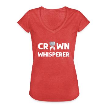 Chuchoteur de la Couronne. Prothèses dentaires orthodontiques - T-shirt vintage Femme - rouge chiné - Devant - Danielle (179cm)