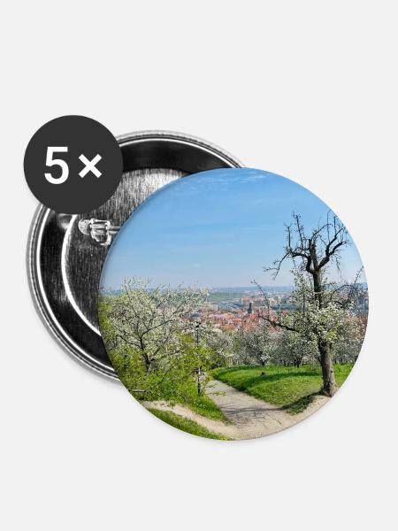 Frühlingsansicht mit blühendem Obstgarten - Buttons groß 56 mm (5er Pack) - Weiß