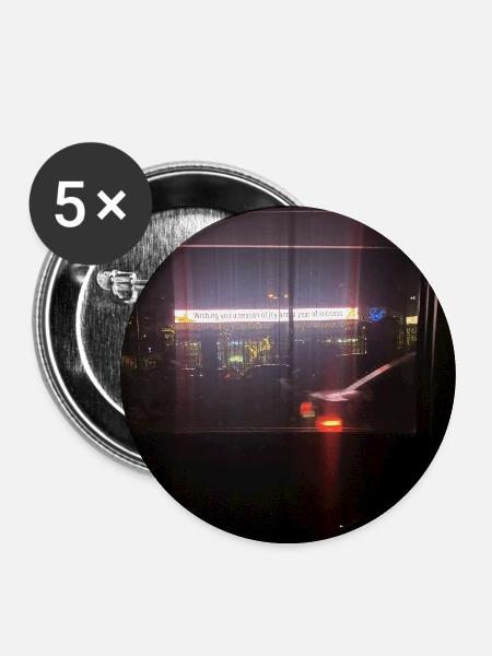 Neonlichter Skyline im Dunkeln - Buttons groß 56 mm (5er Pack) - Weiß