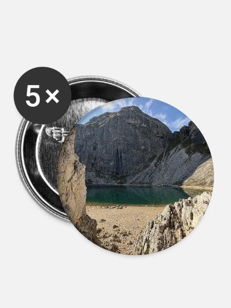 Felsiger Bergsee im Sonnenlicht - Buttons groß 56 mm (5er Pack) - Weiß