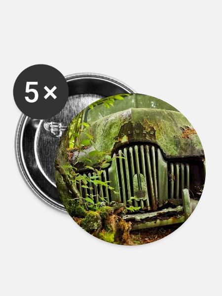 Waldverfall: Rostige Autoüberreste - Buttons groß 56 mm (5er Pack) - Weiß