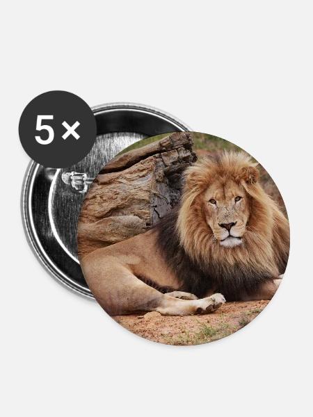 Majestätischer Löwe auf Savanne - Buttons groß 56 mm (5er Pack) - Weiß