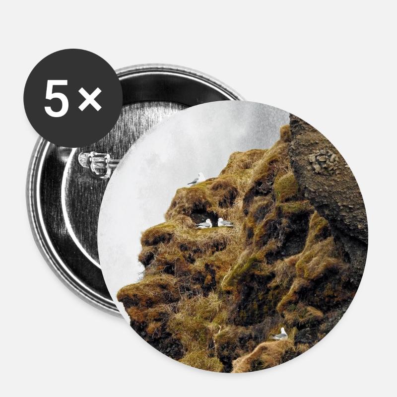 Seevögel, die auf der Klippe nahe dem Wasserfall sitzen, sitzen - Buttons groß 56 mm (5er Pack) - Weiß