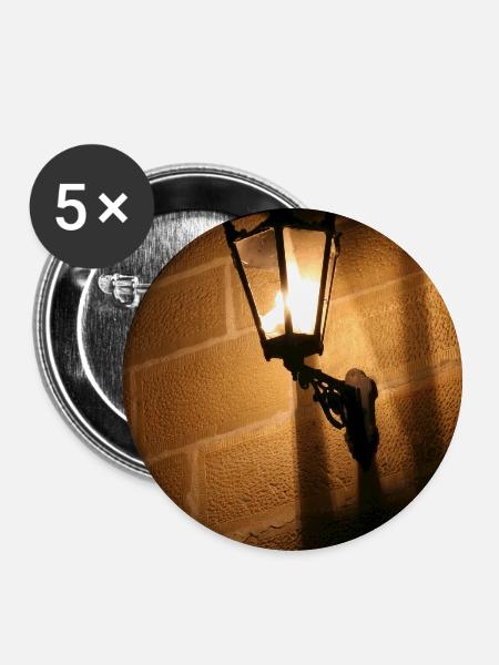 Nachtlaterne an Ziegelwand - Buttons groß 56 mm (5er Pack) - Weiß
