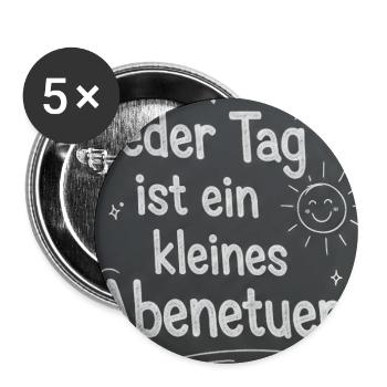Jeder Tag ist ein kleines Abenteuer - Buttons groß 56 mm (5er Pack) - Weiß - Vorne