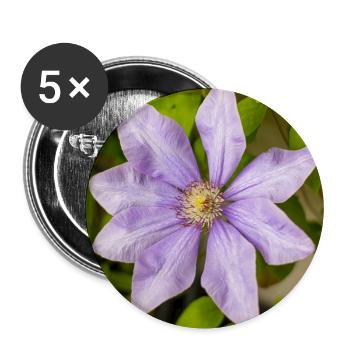 Lila Clematis-Blüte, die zwischen grünen Blättern blüht - Buttons groß 56 mm (5er Pack) - Weiß - Vorne