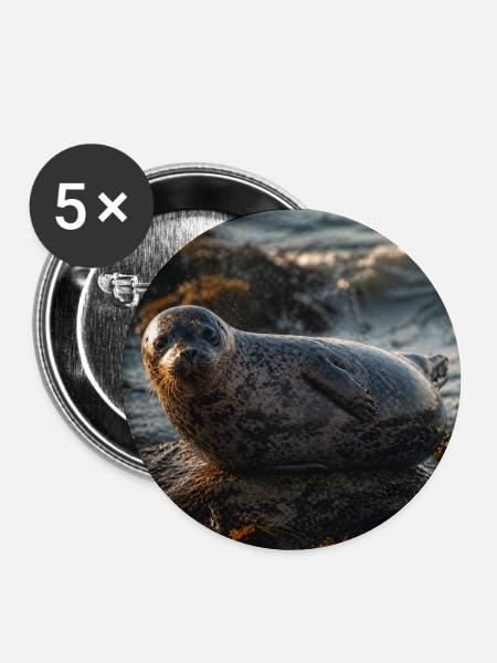 Robbe auf der Klippe am Meer - Buttons groß 56 mm (5er Pack) - Weiß