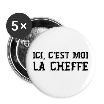 Ici c'est moi la cheffe cadeau patronne humour - Lot de 5 grands badges (56 mm) - blanc - Devant