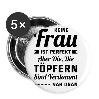 Keine Frau Ist Perfekt Aber Die Die Töpfern Sind V - Buttons groß 56 mm (5er Pack) - Weiß - Vorne