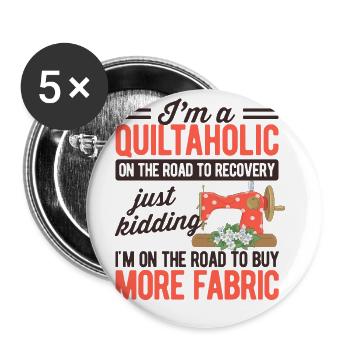 I'm A Quiltaholic On The Road To Recovery Just Kid - Buttons groß 56 mm (5er Pack) - Weiß - Vorne