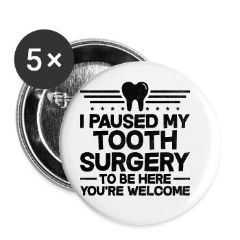 J’ai mis en pause ma chirurgie dentaire pour être ici, vous êtes le bienvenu - Lot de 5 grands badges (56 mm) - blanc - Devant