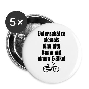 Unterschätze niemals eine alte Dame mit E-Bike - Buttons groß 56 mm (5er Pack) - Weiß - Vorne
