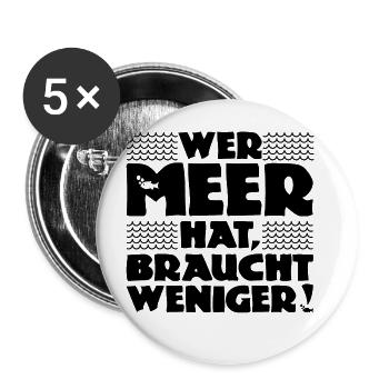 Wer Meer hat, braucht weniger! Nordsee - Ostsee - Buttons groß 56 mm (5er Pack) - Weiß - Vorne