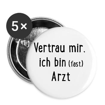 Vertrau mir, ich bin fast Arzt - Buttons groß 56 mm (5er Pack) - Weiß - Vorne