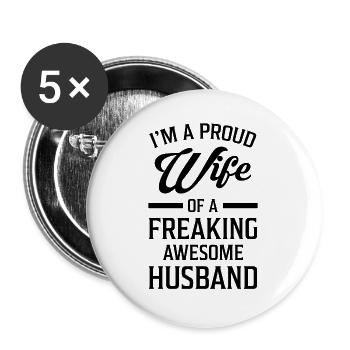 I`m a Proud wife of a Awesome Husband Geschenk - Buttons groß 56 mm (5er Pack) - Weiß - Vorne