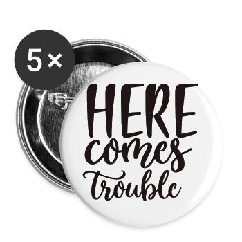 Here Comes Trouble - Buttons groß 56 mm (5er Pack) - Weiß - Vorne