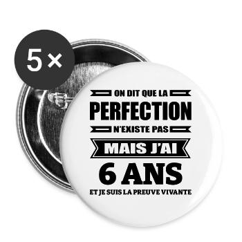 LA PERFECTION À 6 ANS - Lot de 5 grands badges (56 mm) - blanc - Devant