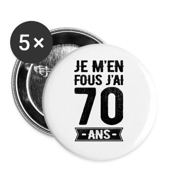 JE M'EN FOUS J'AI 70 ANS - Lot de 5 grands badges (56 mm) - blanc - Devant