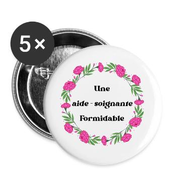 Une aide soignante formidable - couronne de fleurs - Lot de 5 grands badges (56 mm) - blanc - Devant